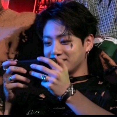 yawsatoprak's profile picture. (V) herşeyimm

tt:yawsa.toprak