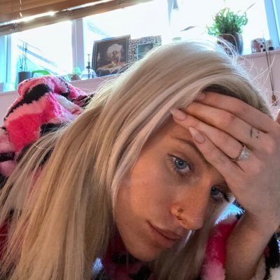 hummusgrrl's profile picture. Textile designer based in ldn. born 2 be cool, forced to work. 🪩 🐰