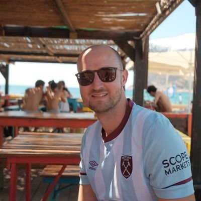 German to English translator. Mainly tweets about investing and West Ham United