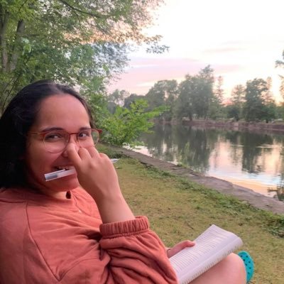 i know a place 🌈 she/her/ella. poet. bookworm working in publishing. one half of @friends2lovepod. 🇨🇦🇻🇪