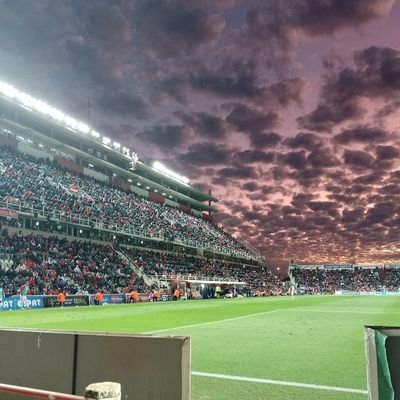 Dependo emocionalmente de 11 tipos con camisetas a bastones roja y blanca. ishiiiii!