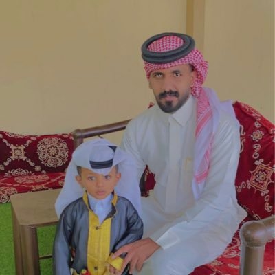 عسكري سعودي ، يحاول الانتقام من ضغط العمل بالجلوس بين يدي والدته ، والسفر مع زوجته وتقبيل طفليه حتى في الحلم..