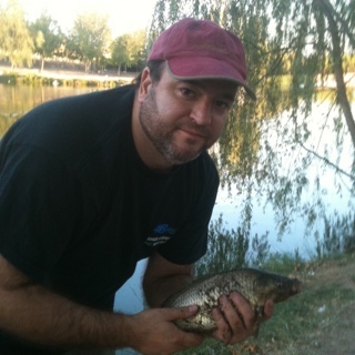 Trabajando en una operadora. Panadero casero. Aficionado a la pesca. El milagro de los panes y los peces por teléfono.