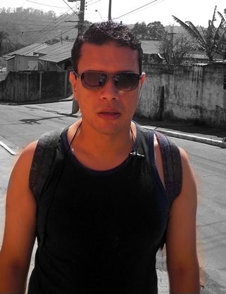 Sou cheio de altos e baixos, pareço uma montanha russa, curto ler, ouvir música é meu vício, cinema não vivo sem, o resto vc pode descobrir se vc quiser.