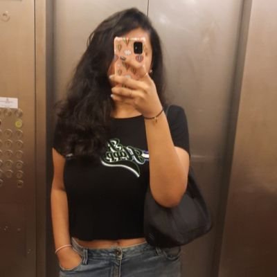 vfriendlypasta's profile picture. manzil ke iss mod par bhatak jaati hu mai kahin🎶