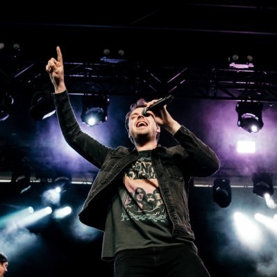 TyJHunter's profile picture. probably singing somewhere. ⚡️