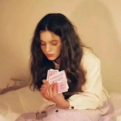 angiecastacam's profile picture. Ya no deshojo margaritas, se ven mejor intactas.