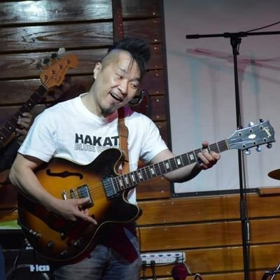 東京都出身、福岡在住のBluesMan。
The Shuffle Machineと言うバンドで活動中。