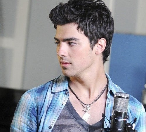SE VOCÊ É FÃ DOS JONAS BROTHERS FICAREI FELIZ SE ME SEGUIR ! #MENINA l Follow @malfeitofeitoHP  l Since: 23.09.2011