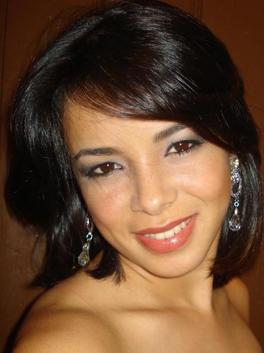 Olá! Eu sou a Claudinéia tenho 29 anos, mãe, esposa e apaixonada por maquigem e  música.
http://t.co/lHjL4bMH9g
