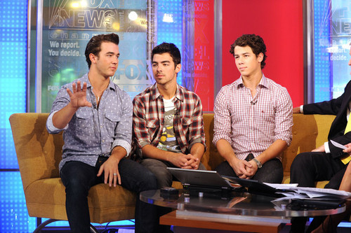 Apaixonada incondicionalmente pelos Jonas Brothers,signo de escorpião o mesmo signo do Kevin,ama ,cada palavra vinda deles.Quer saber +?me segue,e te sigo ;)
