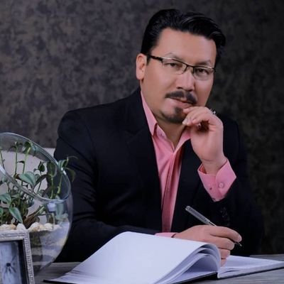 معلم، علاقه مند مباحث مدیریتی، فوتسال، استقلال،
یادداشت می نویسم مدیریتی، مناسبتی و سیاسی...
سیاست را می شناسم و دوست دارم اما از سیاسی کاری بدم می آید...