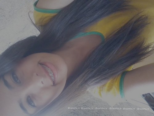 Caroline Martins, 15 anos, pisciana, ciumenta, chata e é namorada do @M4TH3US_R0X .. fllv ? :D