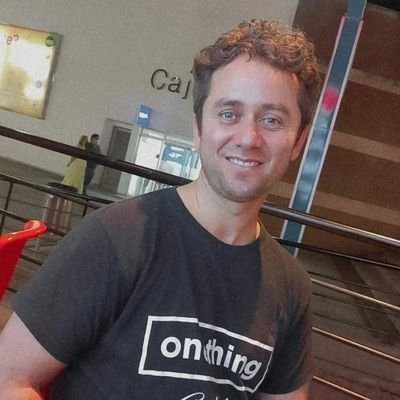 Estudie Ingles en el CCA, laboro como representate bilingüe, estudio idiomas en mis ratos libres Hebreo y otros
