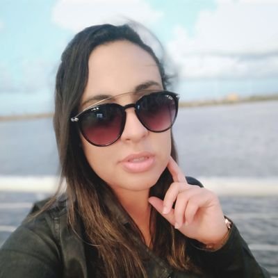 thayssa_justino's profile picture. ✈️ 📸  🌈  🏳️‍🌈👭