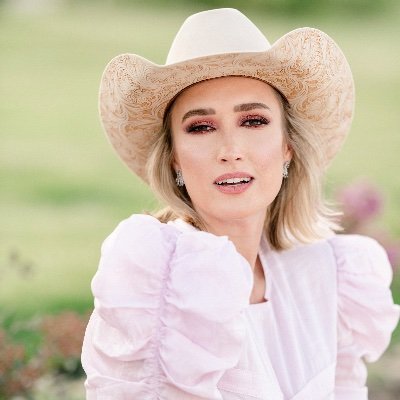 Empowering women from all walks of life to live legendary through the cowgirl spirit. TV Host, Keynote Speaker, Bucking Bull Mom #fancyladycowgirl