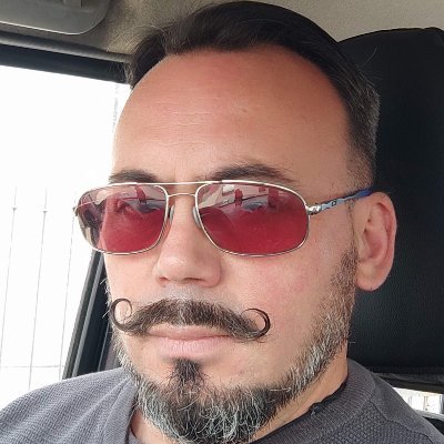 Abogado de la comuna de San Antonio. Casado, dos hijas. Radical, libre pensador, rockero y del Colo.-