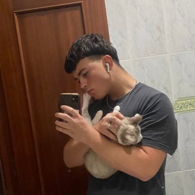 un kiwi te voy a tirar ala cabeza por estalkear me guarrs