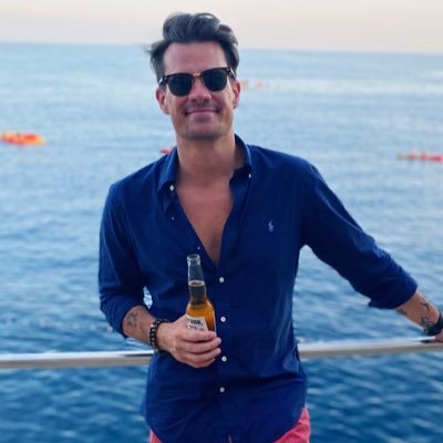 CitytoBeaches's profile picture. So self aware, so full of shit
So rock n roll, so corporate suit
So well-trained, so animal 
So need your love, so f#*k you all