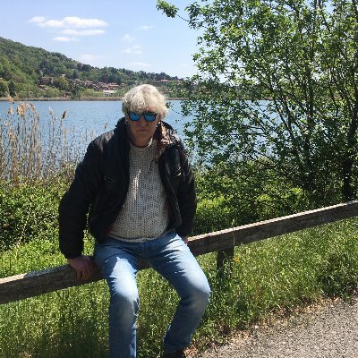 ilgatto448's profile picture. ci sono dei politici della lega che mi perseguitano volgiono ammazzarmi e sono il trota la moglie e bossi umberto