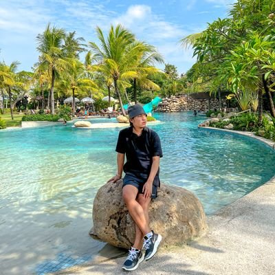 Blogger behind @DELUXSHIONIST contact me at deluxshionist@gmail.com. I am on Line & Instagram : HerdianaHS