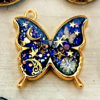 haru_haruruya's profile picture. 【レジンアクセサリー プラ板 布小物 羊毛フェルト 猫イラスト】キラキラたっぷりめが好きです✨
ちょこっと書写も🖋️

アクセサリーとがま口は蔦屋書店富沢西店様で取り扱い頂いております