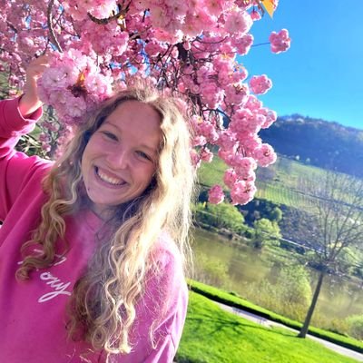 Frau_SOS's profile picture. 👩🏼‍🏫frischgebackene Lehrerin (🧪Chemie/📚Geschichte) mit zu vielen Hobbys