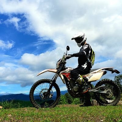JANPS&プレート系エアガンシューター
テッポー以外はバイクとウクレレな人
バイクは色々、最近は林道メイン KLX250/XR230/Beta RR4T125/Fantic TX180ER/ザックススパイダー125/Bw'sで林道徘徊中
ウクレレはのんびり系の万年初心者
マホガニーのソプラノが好み