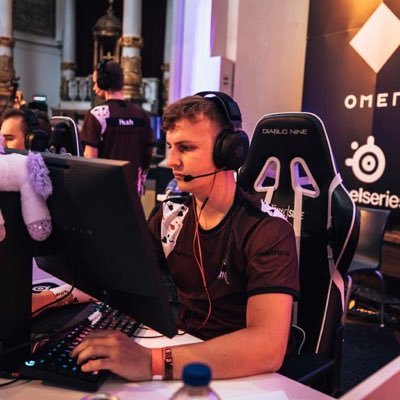 Crypto enthousiast. Former competitive player in @R6esports