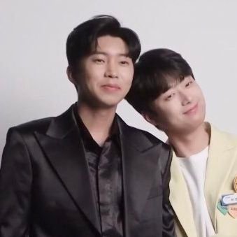 moon_byeo_ddo's profile picture. ✌🏻ONLY 뭉또✌🏻투 샷이 예쁘면 사귀라는 명언이 있어