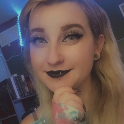 I'm a new twitch streamer who love anime, food, video games and her family 😊