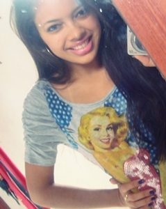 Ela tem força, ela tem sensibilidade, ela é guerreira, ela é uma deusa, (...)
Ela é discreta e cultua bons livros, e ama os animais ... ♪