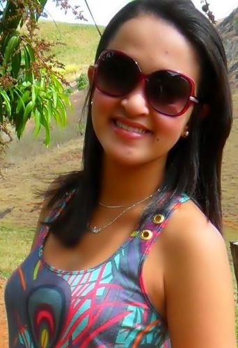 Eu vivo o hj,mesmo que pense no amanhã.
Não deixo de viver nunca por causa do medo de cair .Aqui,quanto mais alto o vôo,mais bela vista!! :D