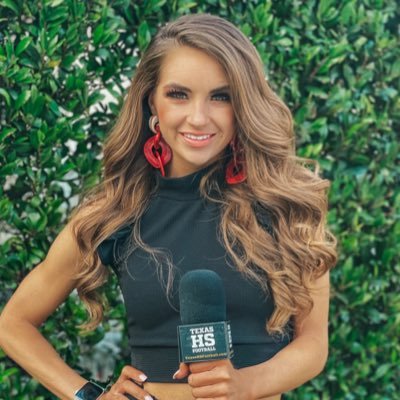 @TexashsFootball Sideline Reporter/Podcast Host •  @nfl Pro Bowl Cheerleader • Sideline Attraction Host/Creator • Play-by-Play commentator•