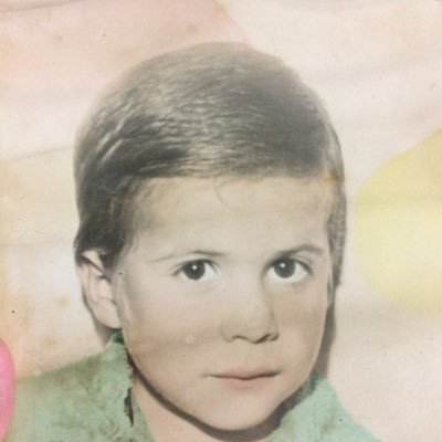Eu sou um rapaz, latino americano e sem dinheiro no banco.