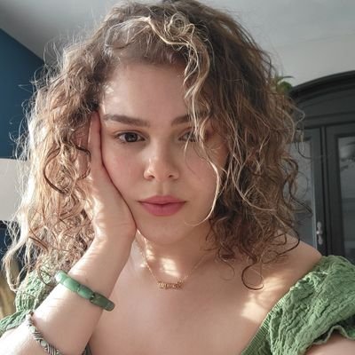 HarmoniDesiree's profile picture. She/her ♡ Antonio Banderas liked my tweet once ♡ The ghostly figure in the corner of your room