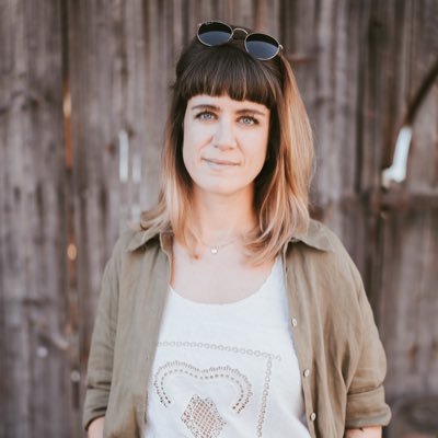 Reisefüdli, Foodie, Snowboarderin, Musikliebhaberin und hässige #Feministin! Zudem glücklich kinderfrei.