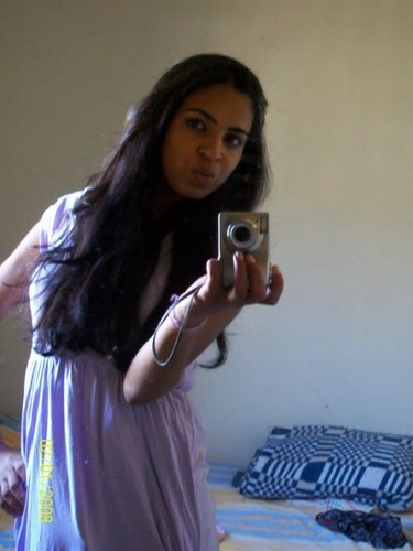 - éн . . αquelα meniiniinнaa cresceu ' αmαdureceu e αprendeu α ver o mundo com outros olнos*descobriiu que não vαle α penα' sofrer...