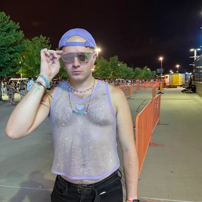 Hunter | aquarius | Non-Binary (They/Them) | FSU Alum | NYC based freelance stage manager/PA | extremely queer 🏳️🌈 | whats your damage?