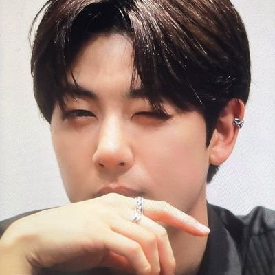 runebeom's profile picture. inspirit 💛
ikonic ❤️
goldenness 💛
wayzenni 💚