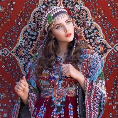 ″سربازِ نبردِ نابرابرِ تاریخ؛ طرف به خودش بُم میبندد، ما در مقابلش سخن داریم و تیرهای ما قلمِ ماست. در این نبردِ آنکه پیروز میشود ما ایم.″
🦋👸🦋