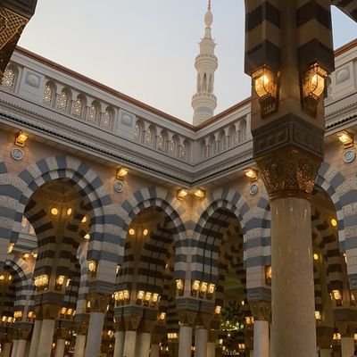 وَمُشَتَّتِ العَزَماتِ يُنفِقُ عُمرَهُ .. حَيرانَ لا ظَفَرٌ وَلا إِخفاقُ