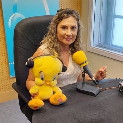 Locutora en radio. Reportera.Ex futbolista. Amo el deporte. El buen rollo. La Lectura.A veces el silencio.Pero siempre el sonido de una buena canción.