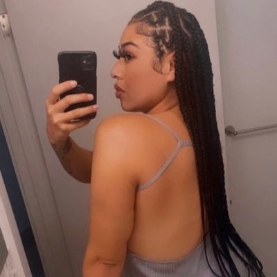 lovelyyebb_'s profile picture. 