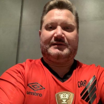 Curitibano que já morou no RJ, MG e atualmente em SP, mas sempre Athlético Paranaense. Irmão da Isabela e Marido da Andrea. Executivo Comercial,Varejo,Franquia.