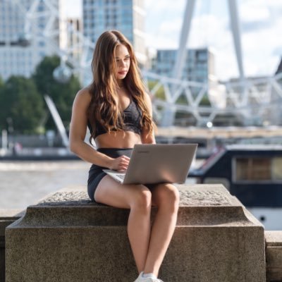 Helping women build confidence and transform their body without restriction and giving up the food they love ✨🍫
