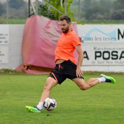 Jugador del RCDMallorca, ex Gimnastic de Tarragona, ex del Valencia Mestalla, ex del club de futbol Reus deportiu, amante del futbol y del deporte en general.