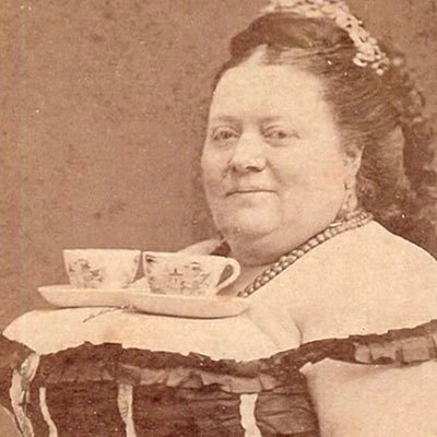 RealHouseHussy's profile picture. probably watching bravo