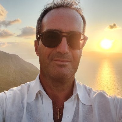 Pianista, cantante, compositore, Direttore di coro e orchestra. Lavora presso l'Accademia Nazionale di Danza come musicista.