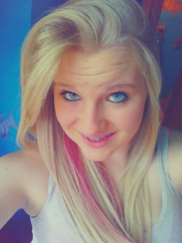hey I'm skye tweet me if u want too ,I'm single ;) oh and I love the band blood on the dance floor :)